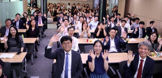 법무법인 지평과 산하 공익변호사 단체 두루의 변호사들이 지난해 '지평 공익의 날, 두루 창립기념일 행사'에 참여해 단체사진을 찍고 있다.