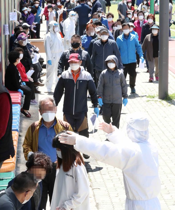 선별진료소 찾은 인천시민들인천 지역에서 '서울 이태원 클럽발' 신종 코로나 바이러스 감염증(코로나19) 확진자가 8명 무더기로 발생한 가운데 인천 미추홀구청에 마련된 코로나19 선별진료소에서 세움학원 수강생(138명)과 팔복교회 신도(600명)들이 검사를 받고 있다. 이날 확진 판정을 받은 8명은 이달 2일~3일 서울 이태원 클럽 및 포차를 방문했다가 9일 확진판정을 받은 미추홀구 소재 세움학원 학원강사이자 인하대 4학년에 재학 중인 A씨(25·인천 102번째)의 접촉자로 확인됐다. 인천시 등에 따르면 연수구 2명, 미추홀구 3명,