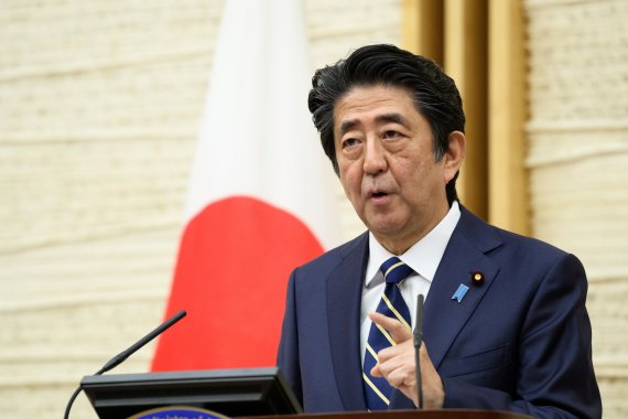 지난 14일 도쿄의 일본 총리관저에서 기자회견을 하고 있는 아베 신조 일본 총리. AP뉴시스