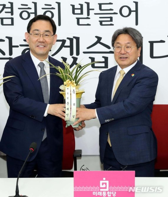 문 대통령, 여야 신임 원내대표에 '축하 난' 보내