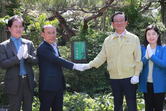 구암정원의 울산시 제2호 민간정원 지정 현판식이 지난 13일 울산시 남구 달동 구암문구 빌딩 옥상에서 열렸다. /사진=울산시 제공