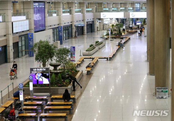 신종 코로나바이러스 감염증(코로나19) 확산세가 지속되고 있는 5월 15일 인천국제공항 제1터미널 입국장이 한산한 모습을 보이고 있다. /사진=뉴시스