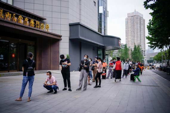 지난 5월16일 중국 후베이성 우한의 시민들이 코로나19 진단 검사를 받기 위해 줄 서 있다.로이터뉴스1