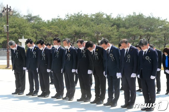 더불어민주당 전남 지역 당선인들이 16일 오전 광주 북구 운정동 국립 5·18민주묘지에서 참배하고 있다. 왼쪽부터 김회재(여수을)·소병철(순천·광양·곡성·구례갑)·주철현(여수갑)·윤재갑(해남·완도·진도)·김승남(고흥·보성·장흥·강진)·이개호(담양·함평·영광·장성)·서삼석(영암·무안·신안)·신정훈(나주·화순)·김원이(목포)·서동용(순천·광양·곡성·구례을) 당선인. 2020.4.16/뉴스1 © News1 한산 기자