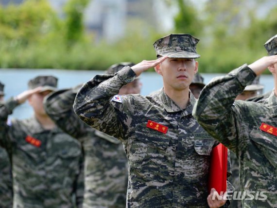 축구스타 손흥민(28·토트넘)이 8일 제주 서귀포시 대정읍 해병대 9여단 92대대에서 열린 기초군사훈련 수료식에서 거수 경례를 하고 있다. 2018 자카르타-팔렘방 아시안게임 남자축구 금메달리스트로 병역 특례혜택을 받은 손흥민은 이날 약 3주간의 훈련을 마치고 퇴소했다. (사진=해병대 제공) 2020.05.08. woo1223@newsis.com /사진=뉴시스