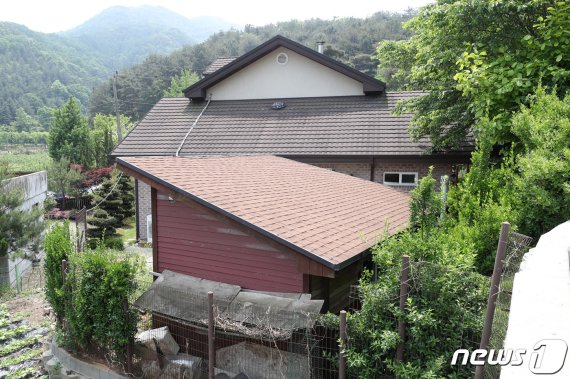 일본군 위안부 피해자 이용수 할머니(92)가 피해자 지원단체인 정의기억연대(정의연, 옛 한국정신대문제대책협의회)의 기금운용이 불투명하다고 지적한 이후 관련 의혹들이 연일 불거지는 가운데 피해자들을 위한 쉼터가 원래 목적에 맞지 않게 사용됐다는 의혹도 제기됐다. 17일 윤미향 전 정의연 이사장의 부친이 쉼터를 관리하며 머문 경기도 안성시 금광면 소재 쉼터 '평화와 치유가 만나는 집' 뒷마당 컨테이너의 모습. 뉴스1