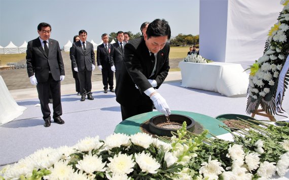 원희룡 제주도지사가 3일 제주시 봉개동의 제주 4·3평화공원에서 열린 제72주년 제주 4·3 희생자 추념식에 참석해 헌화를 하고 있다. 2020.4.3 /fnDB [제주도 제공]