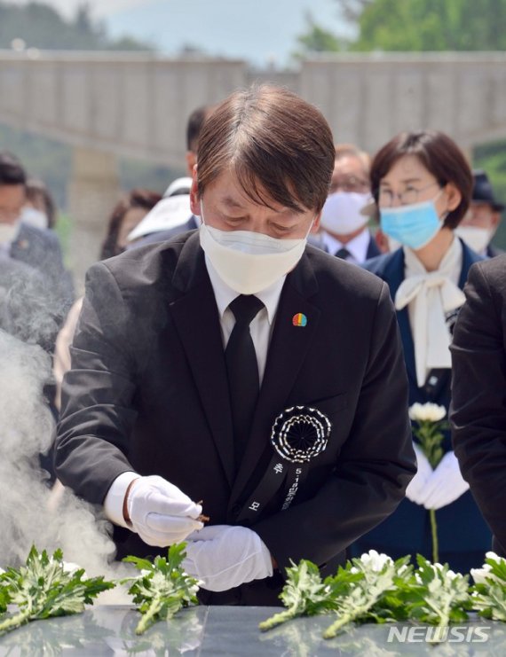 안철수 국민의당 대표가 5·18 민주화운동 40주년을 하루 앞둔 17일 광주 북구 운정동 국립 5·18민주묘지를 찾아 오월영령 앞에서 헌화·분향하고 있다.