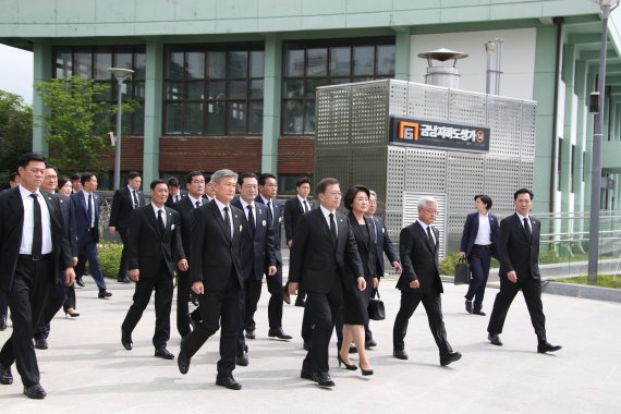 문재인 대통령과 김정숙 여사가 18일 오전 10시 광주광역시 동구 금남로 옛 전남도청 앞 민주광장에서 열린 5·18민주화운동 제40주년 기념식에 참석하기 위해 행사장으로 들어서고 있다.