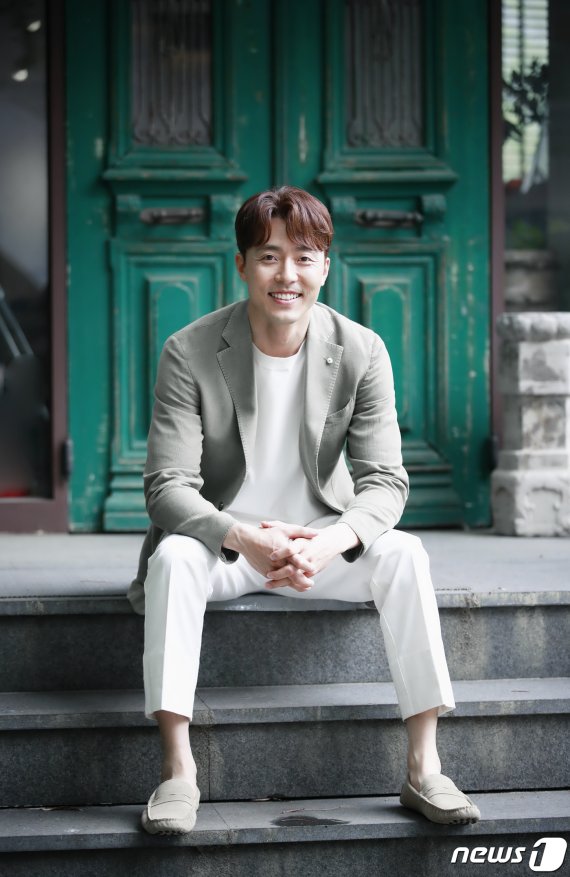 배우 이무생이 18일 서울 강남구 학동 인근 카페에서 열린 드라마 ‘부부의 세계’ 종영 인터뷰에 앞서 포즈를 취하고 있다. 2020.5.18/뉴스1 © News1 권현진 기자