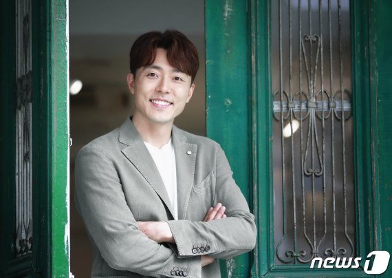 배우 이무생이 18일 서울 강남구 학동 인근 카페에서 열린 드라마 ‘부부의 세계’ 종영 인터뷰에 앞서 포즈를 취하고 있다. 2020.5.18/뉴스1 © News1 권현진 기자