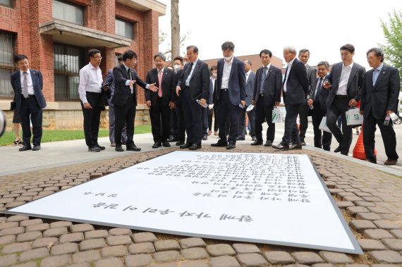 전남대는 18일 5·18민주화운동 40주년을 맞아 정병석 총장과 박승현 총동창회장을 비롯한 교수, 학생, 직원과 민주인사 및 유가족, 주요 기관단체장 등 200여명이 참석한 가운데 민주길 열림식을 가졌다.사진=전남대 제공