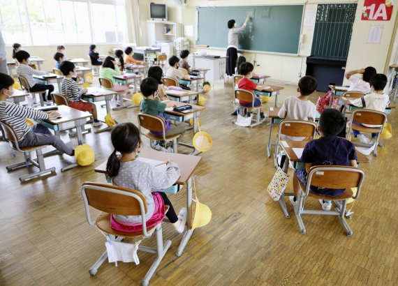 지난 18일 일본 중부 미에현 이세시의 한 초등학교의 수업 풍경. 코로나19 감염을 막기 위해 책상이 띄엄띄엄 배치돼 있다. 로이터 뉴스1