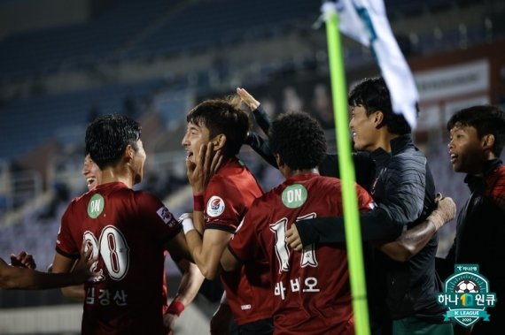 주목 받고 있던 팀들이 고전하는 와중 부천FC가 2연승으로 K리그2 선두로 나섰다. (한국프로축구연맹 제공) © 뉴스1