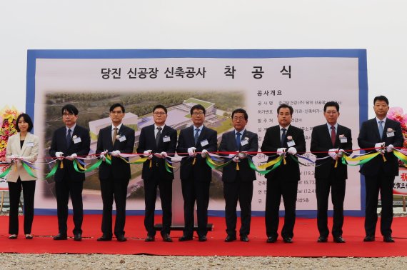 종근당홀딩스 황상연 대표, 아라건축사무소 이상포 대표, 종근당건강 김호곤 대표(왼쪽 세번째부터)가 지난 18일 열린 종근당건강 합덕 신공장 착공식에서 테이프 커팅을 하고 있다.