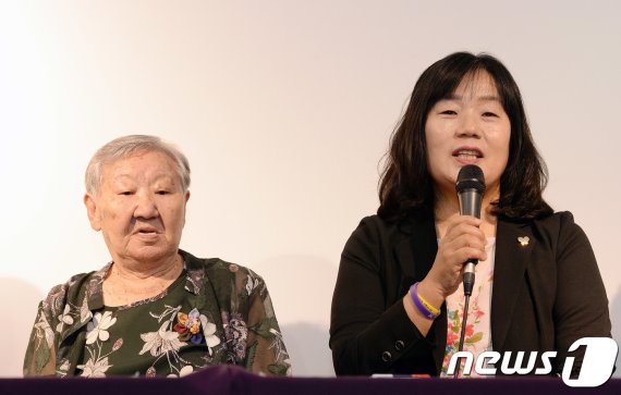 "윤미향, 갈비뼈 골절 길원옥 할머니 노래시켰다" 논란 공방