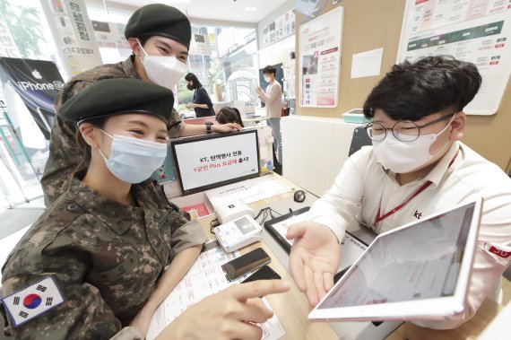 KT 모델들이 종로 광화문역에 위치한 KT스퀘어에서 요금 상담을 받고 있다. KT 제공