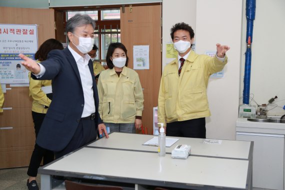 김종천 과천시장(오른쪽) 19일 학교현장 방역상태 점검. 사진제공=과천시