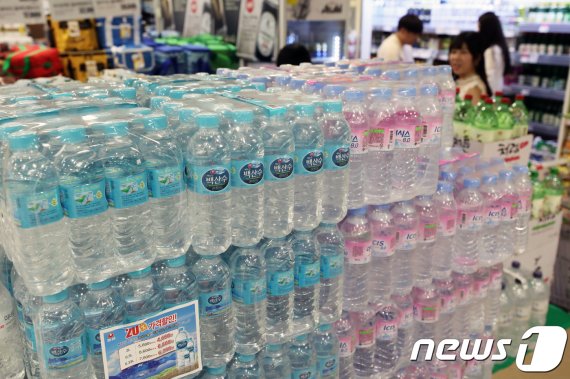 서울의 한 대형마트에서 고객들이 생수를 고르고 있다. /뉴스1 © News1 오대일 기자