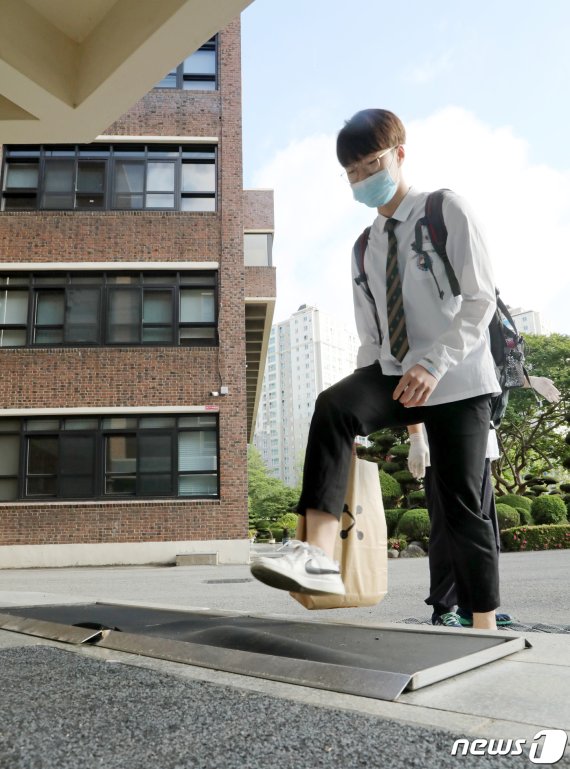 고3 등교개학이 시작된 20일 오전 광주 서구 광덕고등학교에서 한 학생이 본관 입장 전 소독 발판을 밟고 있다.2020.5.20/뉴스1 © News1 허단비 기자