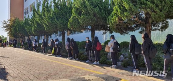 [대구=뉴시스]이은혜 기자 = 20일 오전 코로나19 여파로 올해 첫 등교를 한 대구시 중구 경북여자고등학교 3학년 학생들이 교문에서 교실까지 한 줄로 서서 이동하고 있다. 2020.05.20. ehl@newsis.com