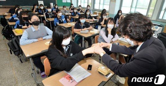 고등학교 3학년 학생들의 등교 개학이 시작된 20일 전북 전주시 전북대학교사범대학부설고등학교 3학년 교실에서 선생님이 학생과 주먹인사를 하고 있다. 2020.5.20 /뉴스1 © News1 유경석 기자
