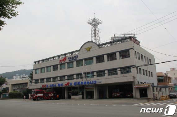 전남 여수소방서는 고교 개학에 맞춰 코로나19 신속대응팀을 운영한다.(여수소방서 제공) /뉴스1 © News1 /사진=뉴스1