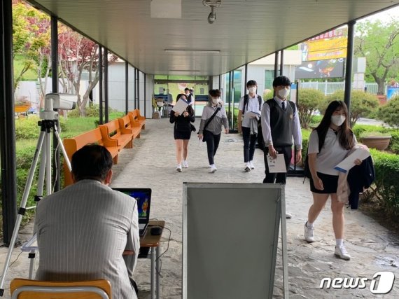 삼일공업고등학교 고3 학생들이 열화상카메라 앞을 지나고 있다. 이윤희기자 © 뉴스1