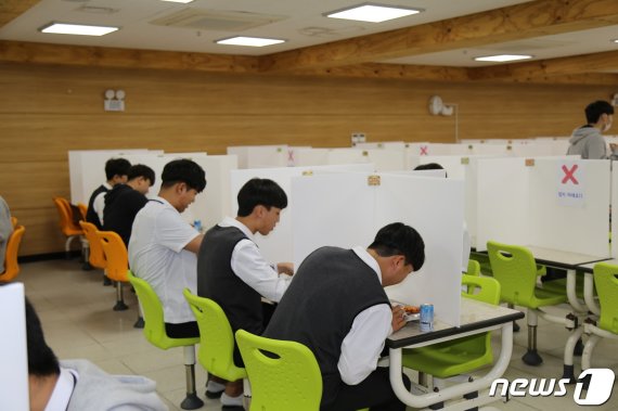 삼일공업고등학교 고3 학생들이 PVC 칸막이가 설치된 급식실 테이블에 앉아 점심식사를 하고 있다. 이윤희기자 © 뉴스1