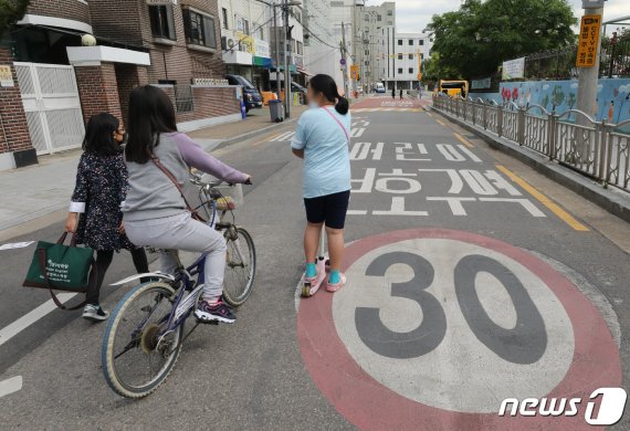 전주 스쿨존서 2세 덮친 SUV 50대 …‘민식이 법’ 첫 사망사고(종합)