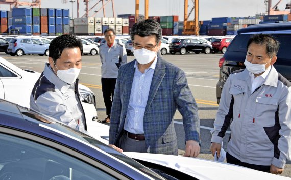 기아자동차 송호성(가운데) 사장이 20일 수출선적부두 평택항을 방문해 직원들에게 수출을 독려하고 차량 품질을 점검했다.