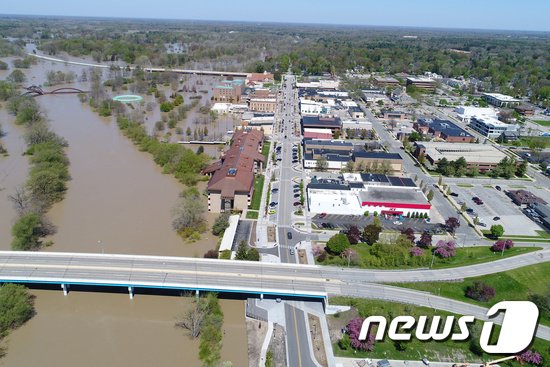 美 미시간주 댐 2개 붕괴, 홍수 때문에 마을은..