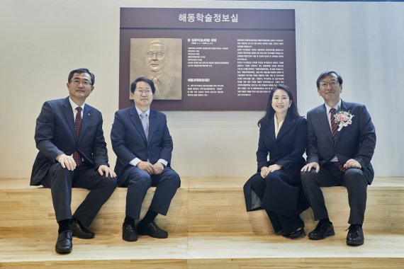 유지상 광운대 총장, 김영재 해동과학문화재단 이사장, 조선영 광운학원 이사장, 최영근 광운대 부총장(왼쪽부터)이 광운대 해동학술정보실 입구에 설치된 故김정식 회장을 기리를 조형물 앞에서 기념촬영을 하고 있다. 광운대학교 제공