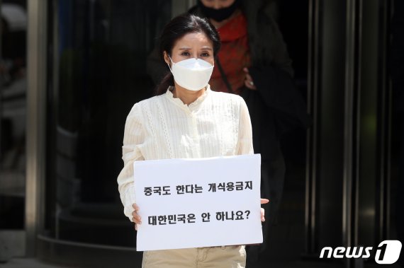 구조한 동물을 무분별하게 안락사한 혐의를 받는 박소연 전 케어 대표가 21일 오전 서울 서초구 서울중앙지방법원에서 열린 절도 등 공판을 마치고 청사를 나서고 있다. /사진=뉴스1