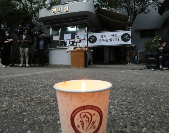 서울 강북구 소재 아파트 주민의 폭행으로 극단적 선택을 한 경비원을 추모하기 위한 촛불이 경비실 앞에 놓여 있다. 뉴시스