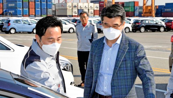 기아자동차 송호성 사장(오른쪽)이 지난 20일 수출선적부두 평택항을 방문해 직원들에게 수출을 독려하고 차량 품질을 점검했다.