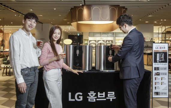 LG전자 모델들이 지난 15일 신세계백화점 명동본점에서 'LG 홈브루' 시음행사를 참여하고 있다. /LG전자 제공