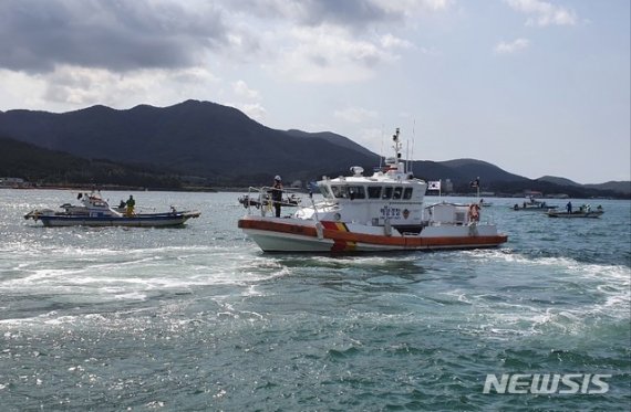 [통영=뉴시스] 신정철 기자= 경남 통영시 용남면과 거제시 둔덕면 사이의 견내량 해협 일대에서 22일 국가중요어업유산 지정을 앞두고 있는 돌미역 채취가 한창이다. 통영해양경찰서(총경 김평한)는 지난 11일부터 시작된 거제와 통영을 사이에 둔 견내량 해협의 미역채취현장에서 해양사고 발생을 대비하여, 광리·연기마을 어선 약 50척을 대상으로 안전관리를 실시하고 있다.(사진=통영해경 제공).2020.05.22. photo@newsis.com