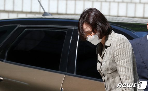 검찰 '정경심 PC은닉' 자산관리인에 징역 10월 구형