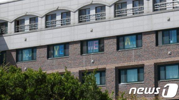 교사의 성폭력을 폭로하며 '미투(#Me Too)'에 나선 졸업생들을 응원하기 위해 서울 용화여자고등학교 재학생들이 창문에 지지의 의미를 가진 'Yes we can' 문구를 붙였다. © News1 황덕현 기자