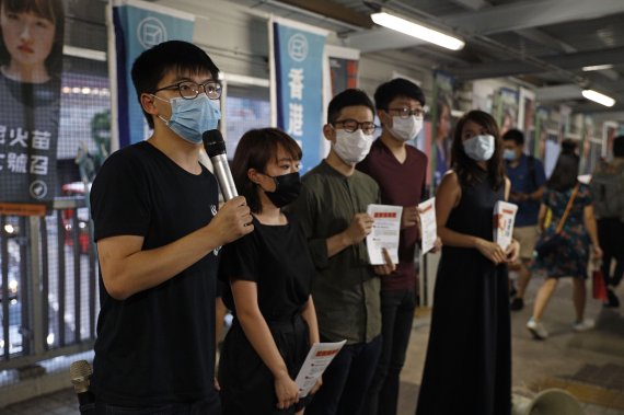 홍콩의 민주화 운동가 조슈아 웡(왼쪽)이 22일 홍콩 시내에서 중국의 국가보안법 도입 추진에 반대하는 기자회견에서 말하고 있다.AP뉴시스