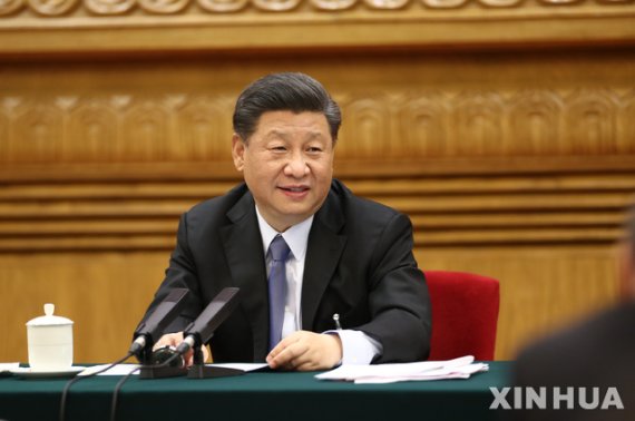 [베이징=신화/뉴시스] 지난 22일 시진핑 중국 국가주석이 베이징 인민대회장에서 열린 전국인민대표대회(전인대) 네이멍구자치구대표단의 분과회의에 참석해 발언하고 있다. 그는 '중국공산당은 인민지상(至上)의 원칙에 따라 국민 복지 향상을 위해 노력해야 한다'고 주장했다.