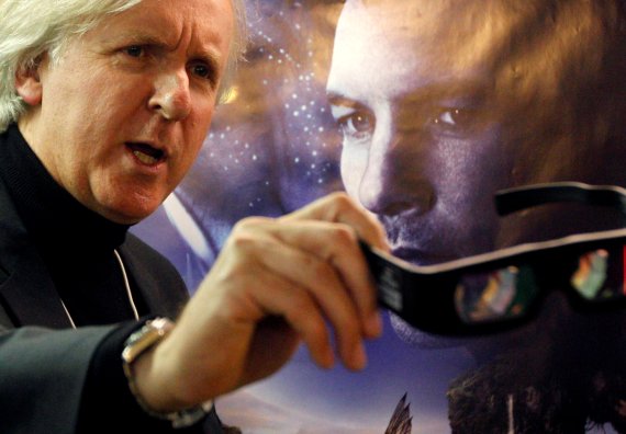 제임스 캐머런 감독이 2010년 1월 28일(현지시간) 스위스 다보스의 세계경제포럼(WEF) 영화 행사장에 내걸린 자신의 영화 '아바타' 포스터 앞에서 3D 안경을 들고 기자들의 질문에 답하고 있다. 사진=로이터뉴스1