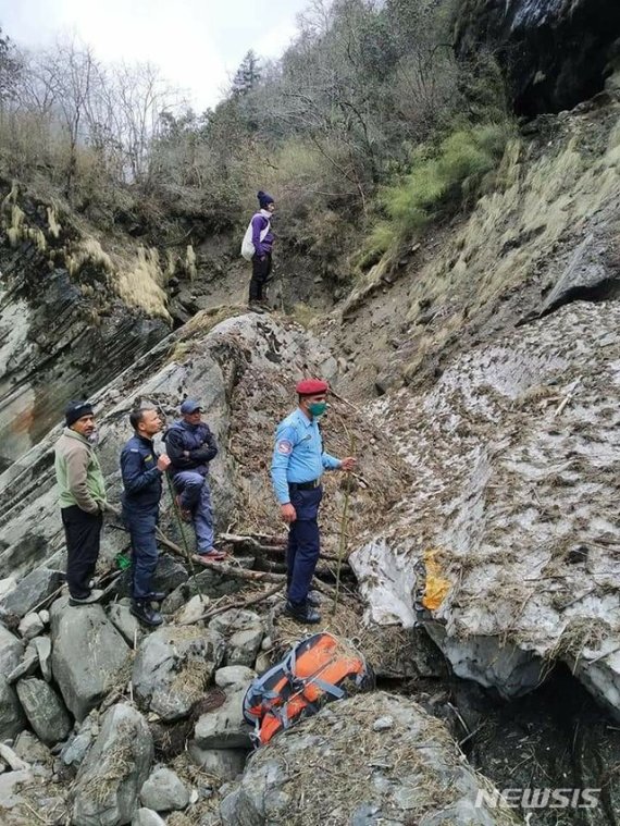 [홍성=뉴시스]네팔 안나푸르나 현지 경찰과 민간수색대원들이 데우랄리 계곡에서 실종된 충남교육청 소속 교사와 함께 동행했던 세르파 수색작업을 벌이고 있다.