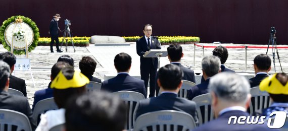 이해찬 더불어민주당 대표가 23일 오전 경남 김해시 진영읍 봉하마을에서 열린 고 노무현 전 대통령 서거 11주기 추도식에서 추도사를 하고 있다. 노무현재단, 뉴스1