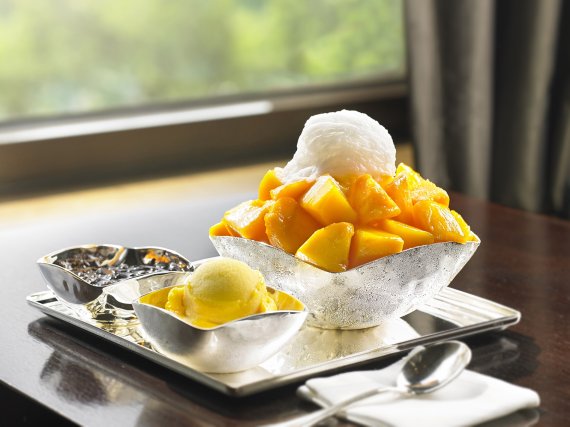 서울신라호텔 '애플망고 빙수'에는 국내산 단팥과 망고 셔벗도 함께 제공해 다양한 조합으로 맛을 즐길 수 있다.