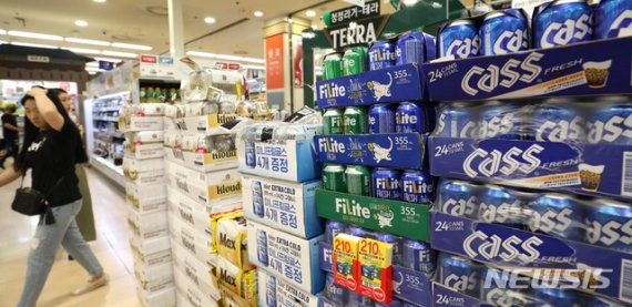 [서울=뉴시스] 전진환 기자 = 서울의 한 대형 마트에 주류가 진열돼 있다. 2019.06.05. amin2@newsis.com 이 사진은 기사 내용과 직접적인 관련 없음