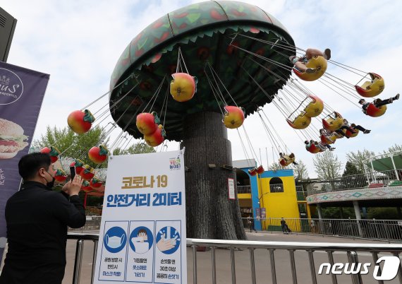 황금연휴 나흘째인 지난 3일 오후 서울 광진구 어린이대공원을 찾은 시민들이 놀이공원에서 놀이기구를 즐기고 있다. © News1 김진환 기자