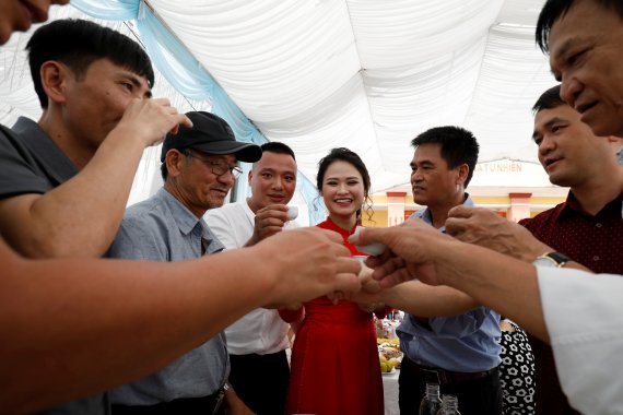 건배를 하고 있는 베트남인들. 로이터뉴스1