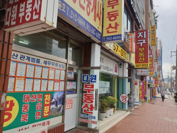 창원시 의창구 용호동의 공인중개사무소. 정부 규제로 서울 수도권 투자 수요들이 최근 하나둘 방문 하고 있다. /사진=김민기 기자